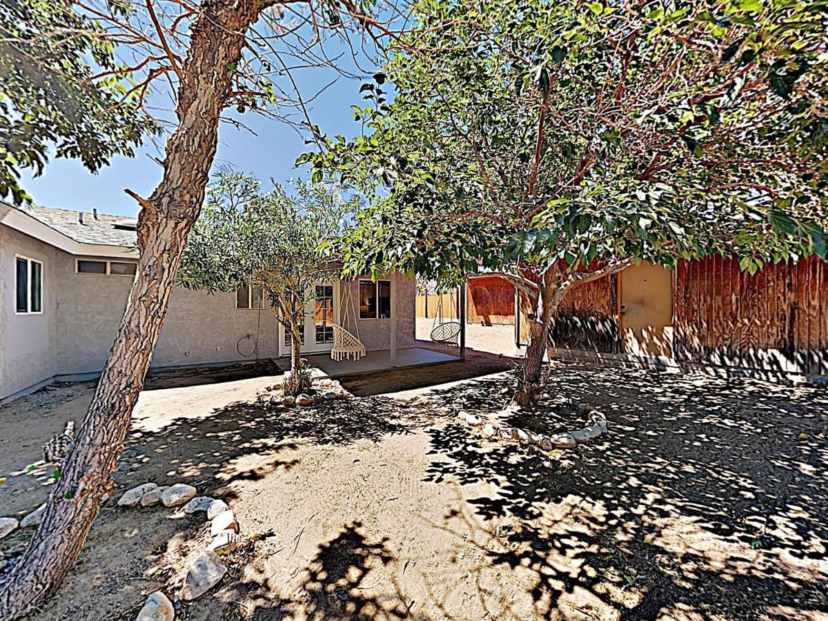 Rawhide Ranch - Walk To Pappy And Harriet'S With Hot Tub! Home Yucca Valley Kültér fotó