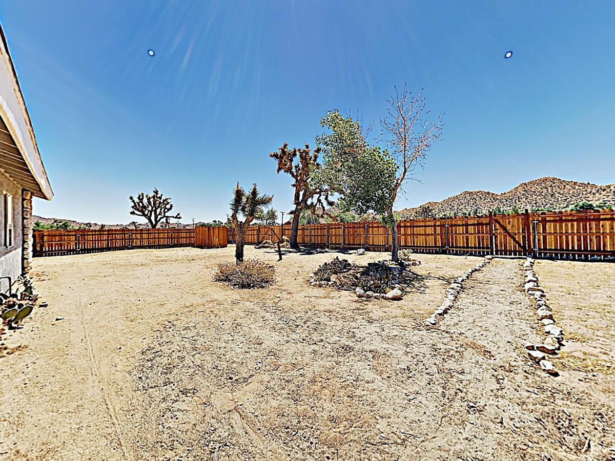 Rawhide Ranch - Walk To Pappy And Harriet'S With Hot Tub! Home Yucca Valley Kültér fotó