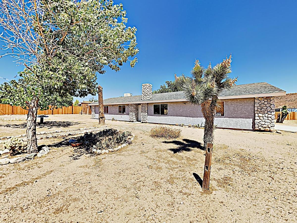 Rawhide Ranch - Walk To Pappy And Harriet'S With Hot Tub! Home Yucca Valley Kültér fotó